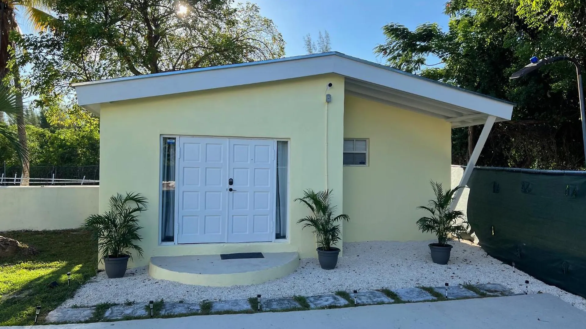 Guesthouse, Beautiful Quiet Location In Nassau, Bahamasの連絡先